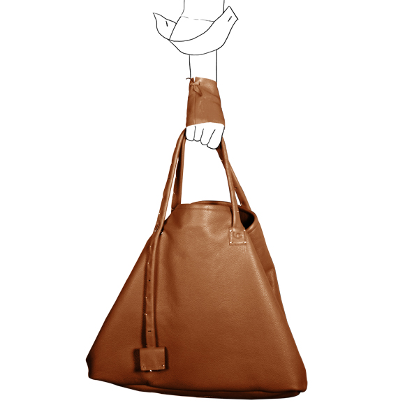 Catherine Loiret, Des sacs en cuir, raffinés, dissimulent des trésors de détails, de flexibilité et de jeux simpli-cube caramel leather bag