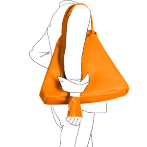 Catherine Loiret, Des sacs en cuir, raffinés, dissimulent des trésors de détails, de flexibilité et de jeux simpli-cube orange leather bag